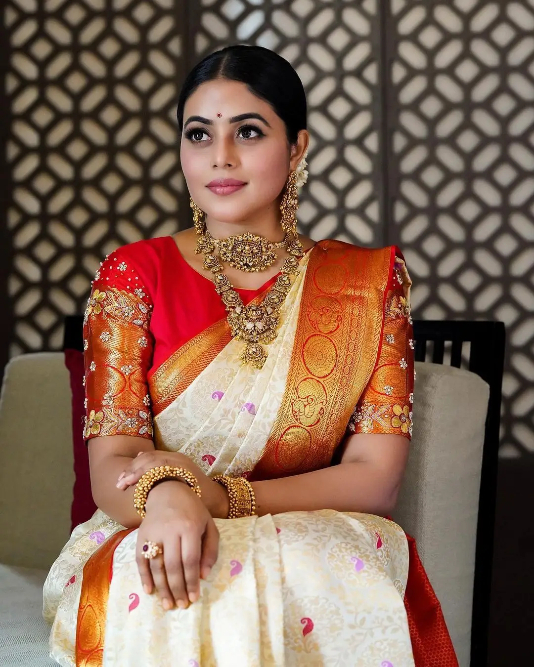 SHAMNA KASIM WEARING BEAUTIFUL JEWELLERY WHITE PATTU SAREE 9